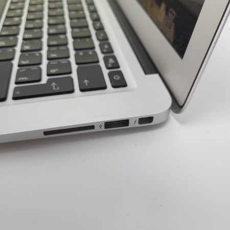 Ноутбук APPLE Macbook Air (2017) a1466 13,3"/ Intel Core i5 (1.8 ГГц; Turbo Boost 2.8 ГГц)/ 4 Гб/ 128 Гб/ Intel HD Graphics 4