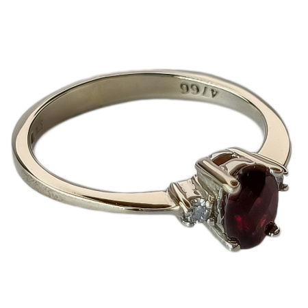 Кольцо из золота 750 пробы с бриллиантами и гранатом