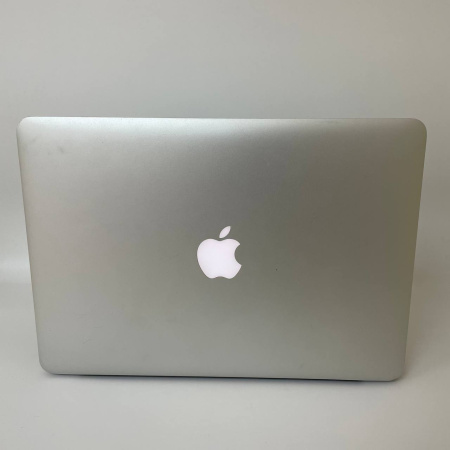 Ноутбук Apple MacBook Air 13 / Core i5/ 4 Гб/ SSD 128 Гб