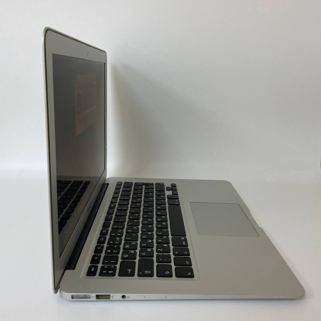 Ноутбук Apple MacBook Air 13 / Core i5/ 4 Гб/ SSD 128 Гб