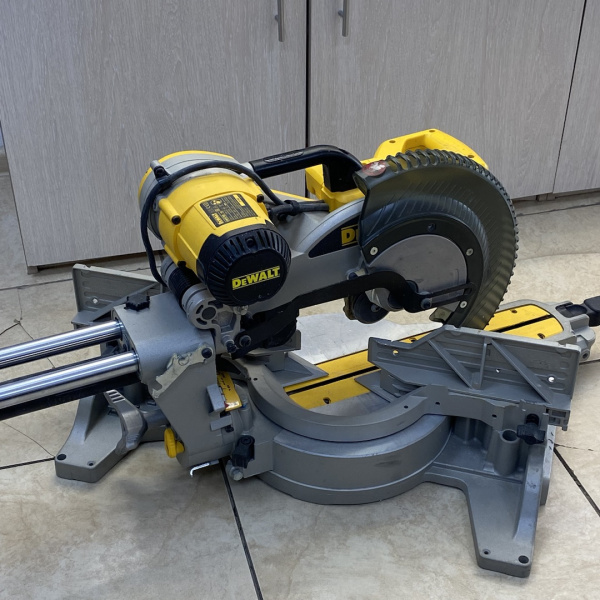 Торцовочная пила DEWALT DWS780QS