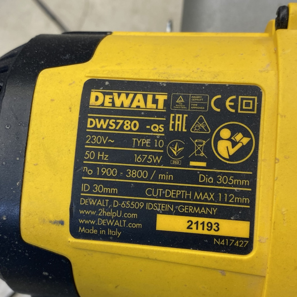 Торцовочная пила DEWALT DWS780QS