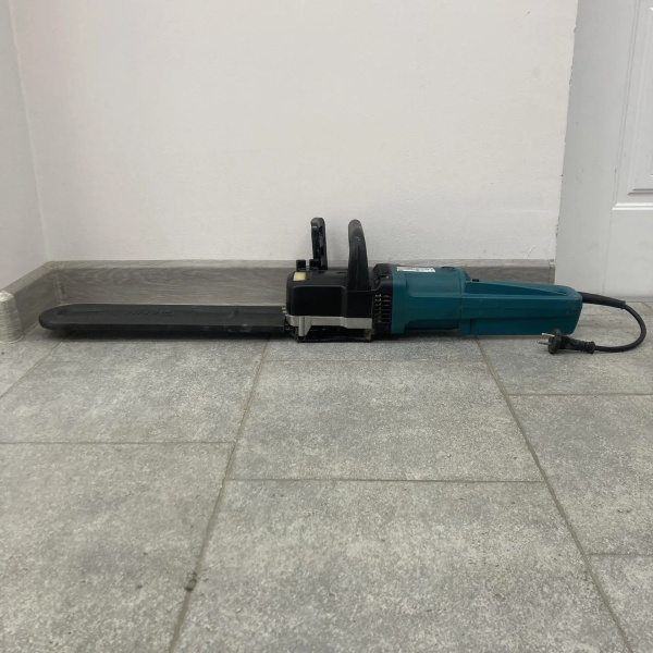 Электрическая пила MAKITA  uc4003a