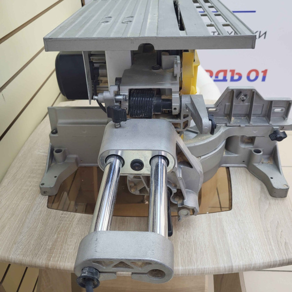 Торцовочная пила DEWALT D27111-qs 