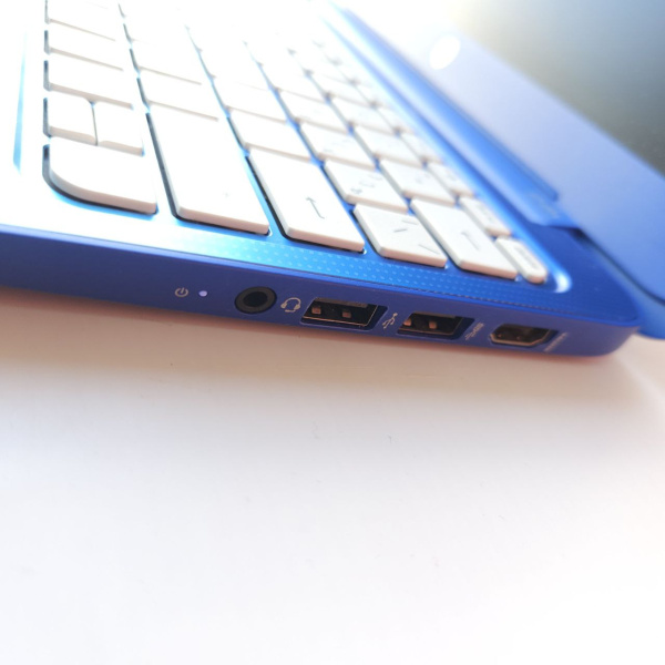 Ноутбук HP  15-ra049ur 11,6"/  Intel Celeron N2840/ 2 Гб//