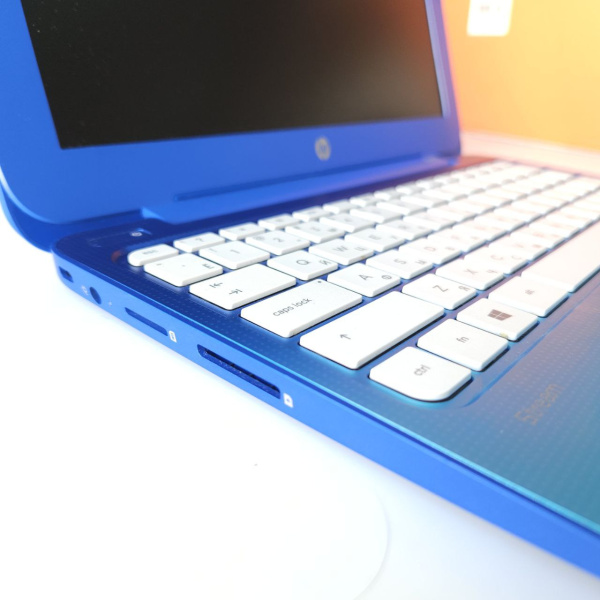 Ноутбук HP  15-ra049ur 11,6"/  Intel Celeron N2840/ 2 Гб//