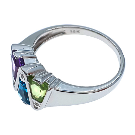 Кольцо из золота 585 пробы с бриллиантами и самоцветами