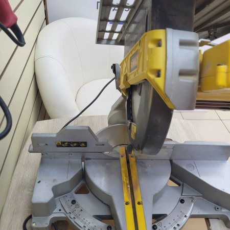 Торцовочная пила DEWALT D27111-qs 