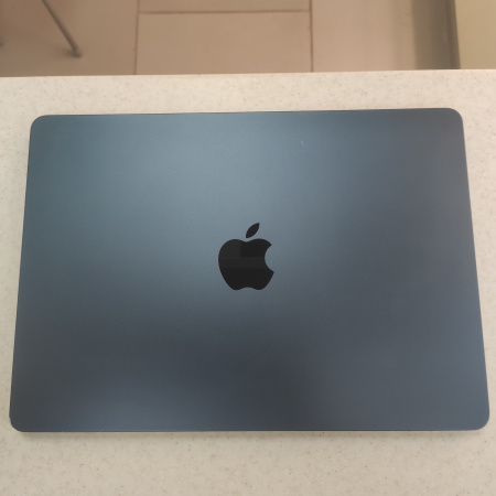 Ноутбукк Apple MacBook Air (M2, 2022 г.) 13,6"/ Apple M2/ 8 гб/ SSD 256 гб