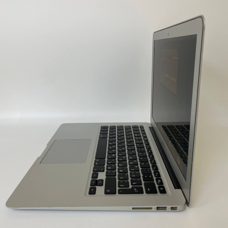 Ноутбук Apple MacBook Air 13 / Core i5/ 4 Гб/ SSD 128 Гб