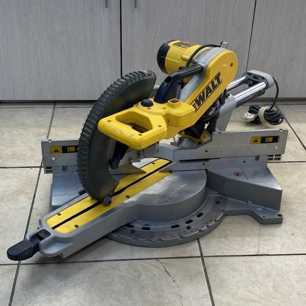 Торцовочная пила DEWALT DWS780QS
