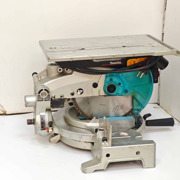 Торцовочная пила MAKITA  lh1040f