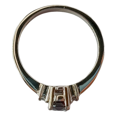 Кольцо из золота 750 пробы с бриллиантами и гранатом