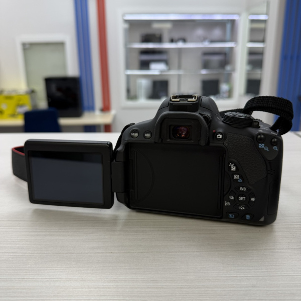 Canon EOS 700D